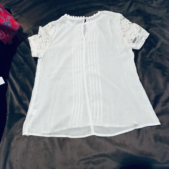 Classy pleated top with lace sleeves - Picture 2 of 3